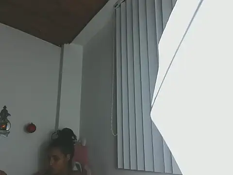 Snapshot of Valery__lovex chatting on 12/21/25, 11:01 Valery lovex online show from 12/21/25, 11:01