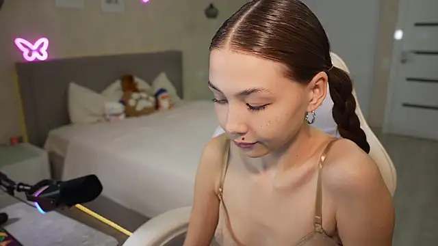 luna young online show from 05/01/26, 05:39