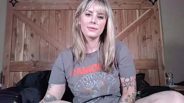Snapshot of onesmittenkitten chatting on 05/19/26, 05:41 onesmittenkitten online show from 05/19/26, 05:41