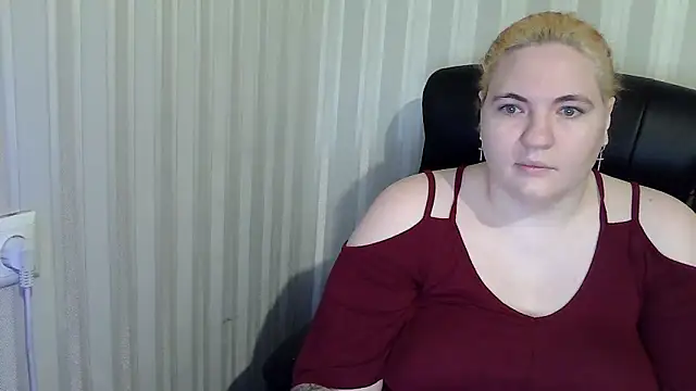 Snapshot of LissaLeon chatting on 12/17/25, 05:19 LissaLeon online show from 12/17/25, 05:19