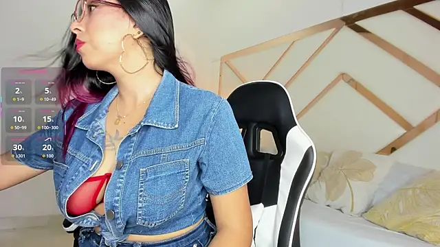 Snapshot of isa_valverde chatting on 12/19/25, 02:29 isa valverde online show from 12/19/25, 02:29