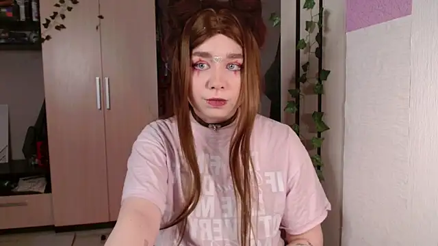 Snapshot of Yuly_Soft chatting on 12/18/25, 04:13 Yuly Soft online show from 12/18/25, 04:13
