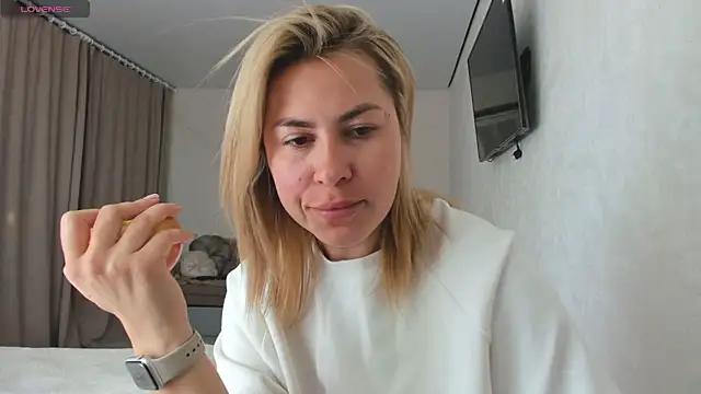 Snapshot of Roxi_Joy chatting on 05/15/26, 11:17 Roxi Joy online show from 05/15/26, 11:17
