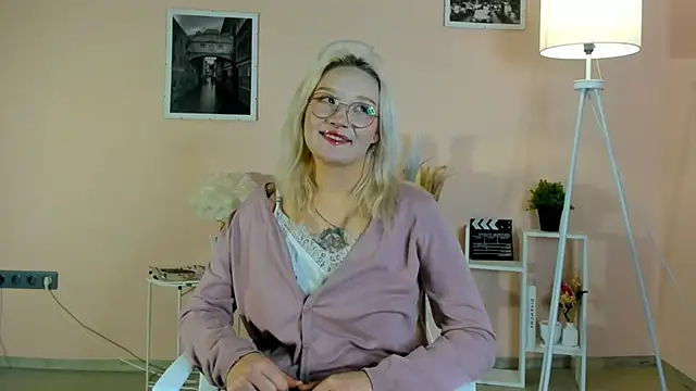 AdelinaMaddalena online show from 12/18/25, 12:33