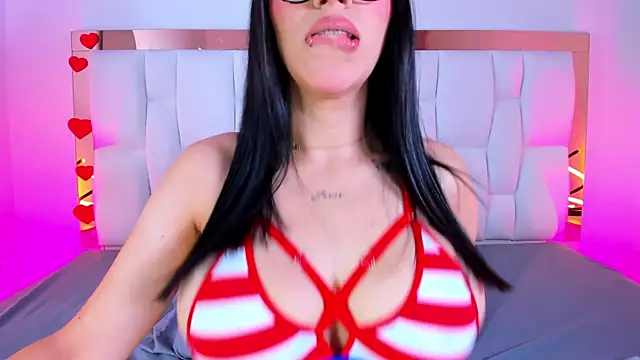 Snapshot of CamilleJuicy_ chatting on 06/19/26, 01:04 CamilleJuicy online show from 06/19/26, 01:04