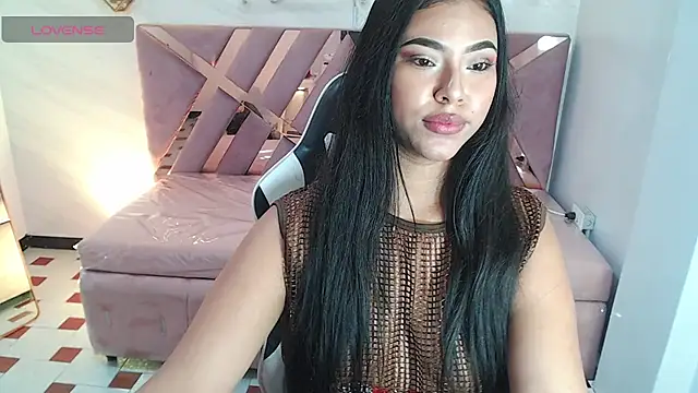 Snapshot of Kendall_Queen_v chatting on 12/18/25, 12:06 Kendall Queen v online show from 12/18/25, 12:06