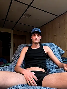 Snapshot of B8RHUNG chatting on 03/15/26, 06:36 B8RHUNG online show from 03/15/26, 06:36