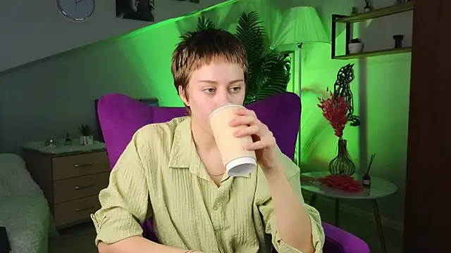 AidaGigantino online show from 12/18/25, 08:31