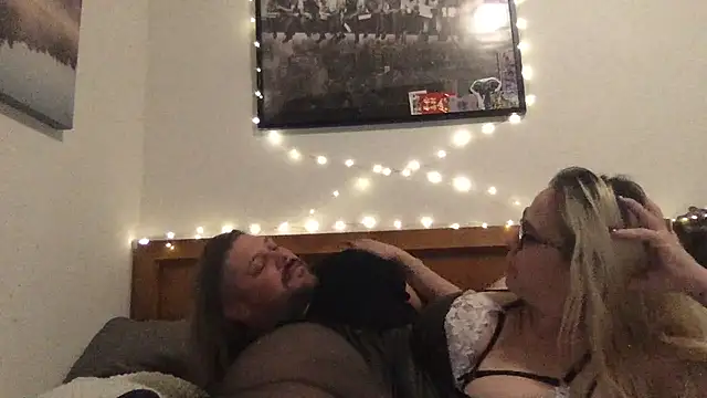 Snapshot of ControlledDesire chatting on 12/17/25, 09:48 ControlledDesire online show from 12/17/25, 09:48