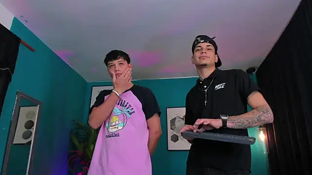 Snapshot of Oficial_KingOfHeavens chatting on 12/22/25, 10:18 Oficial KingOfHeavens online show from 12/22/25, 10:18