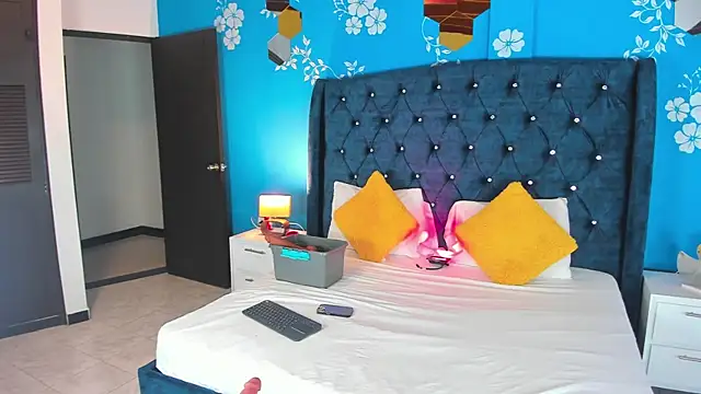 Snapshot of Issa_Clark01 chatting on 02/13/26, 09:44 Issa Clark01 online show from 02/13/26, 09:44