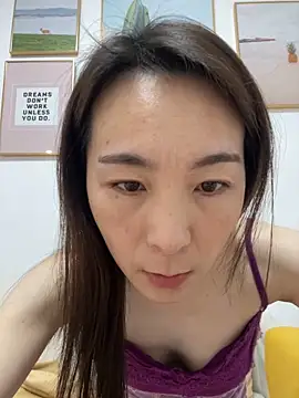 Snapshot of you-005 chatting on 12/19/25, 02:18 you-005 online show from 12/19/25, 02:18