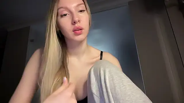 Snapshot of blondinkaa chatting on 04/10/26, 06:56 blondinkaa online show from 04/10/26, 06:56