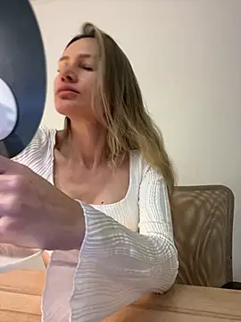 Snapshot of 1Moonlight1 chatting on 01/17/26, 08:01 1Moonlight1 online show from 01/17/26, 08:01