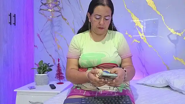 Snapshot of evelyn_harpeery chatting on 01/06/26, 10:19 evelyn harpeery online show from 01/06/26, 10:19