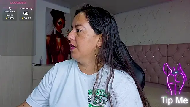 Snapshot of evelyn_harpeery chatting on 02/21/26, 11:00 evelyn harpeery online show from 02/21/26, 11:00