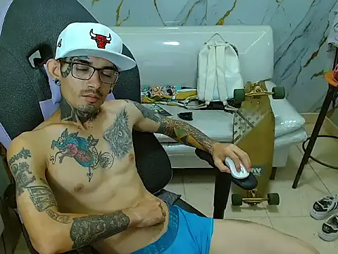 Snapshot of Boy_tatto77 chatting on 04/01/26, 01:41 Boy tatto77 online show from 04/01/26, 01:41