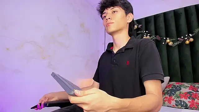 Snapshot of Aron_valverde chatting on 12/19/25, 01:56 Aron valverde online show from 12/19/25, 01:56