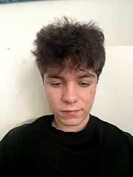 Snapshot of jaaydenx17 chatting on 12/18/25, 10:43 jaaydenx17 online show from 12/18/25, 10:43