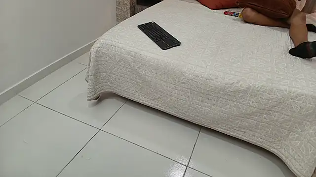 Snapshot of zoe_bermudez chatting on 12/18/25, 01:28 zoe bermudez online show from 12/18/25, 01:28