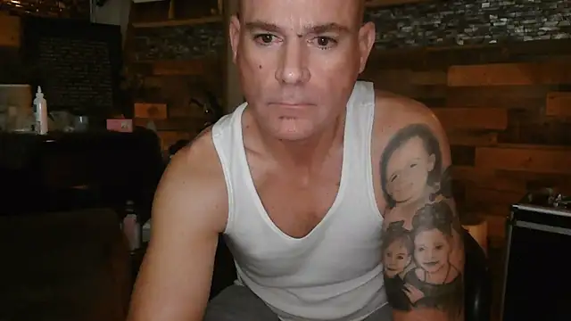 Snapshot of MISTERANDDEMI chatting on 03/17/26, 10:07 MISTERANDDEMI online show from 03/17/26, 10:07