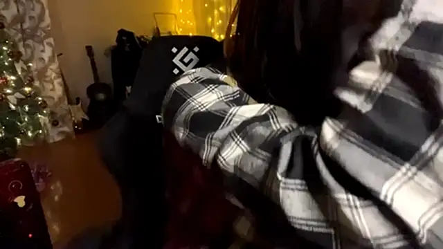 Snapshot of emo_sweet chatting on 12/19/25, 10:17 emo sweet online show from 12/19/25, 10:17