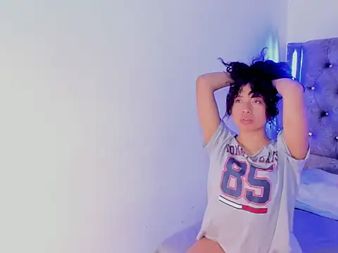 Snapshot of Mia_Cavalli chatting on 12/18/25, 09:43 Mia Cavalli online show from 12/18/25, 09:43