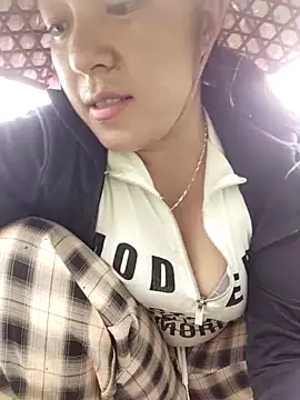 Snapshot of Lucky_cutee chatting on 06/18/26, 10:09 Lucky cutee online show from 06/18/26, 10:09