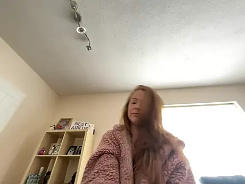 Snapshot of HollyHaze chatting on 03/28/26, 10:48 HollyHaze online show from 03/28/26, 10:48