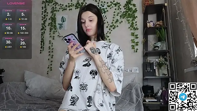 Snapshot of LeonaHinnes chatting on 04/17/26, 11:02 LeonaHinnes online show from 04/17/26, 11:02