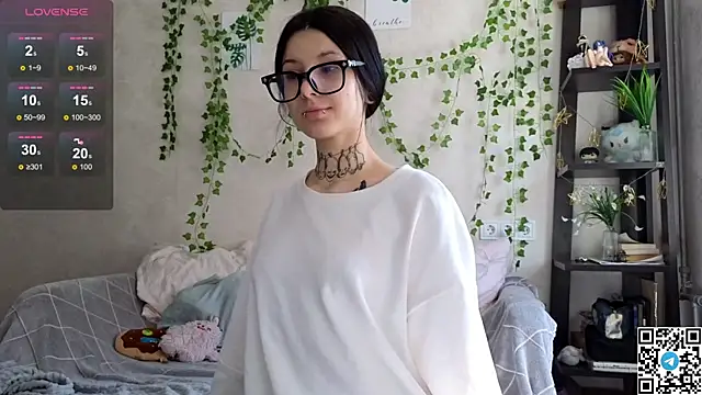 Snapshot of LeonaHinnes chatting on 05/26/26, 10:00 LeonaHinnes online show from 05/26/26, 10:00