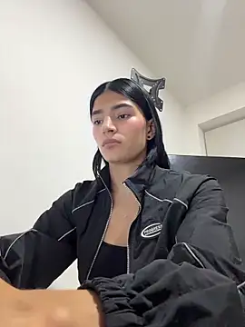 Snapshot of Ema_Rose_ chatting on 04/17/26, 08:23 Ema Rose online show from 04/17/26, 08:23