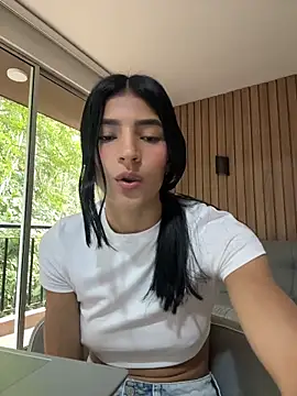 Snapshot of Ema_Rose_ chatting on 05/01/26, 08:35 Ema Rose online show from 05/01/26, 08:35