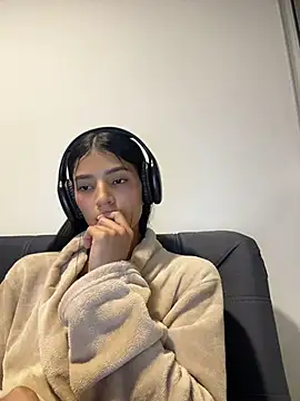 Snapshot of Ema_Rose_ chatting on 06/18/26, 12:55 Ema Rose online show from 06/18/26, 12:55