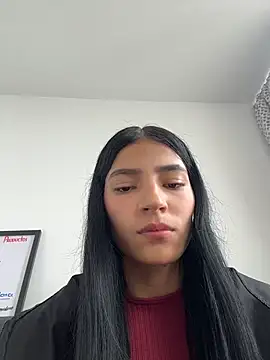 Snapshot of Ema_Rose_ chatting on 06/19/26, 04:11 Ema Rose online show from 06/19/26, 04:11