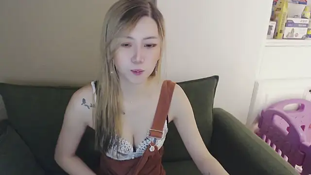 Snapshot of whitecat13 chatting on 04/21/26, 11:16 whitecat13 online show from 04/21/26, 11:16