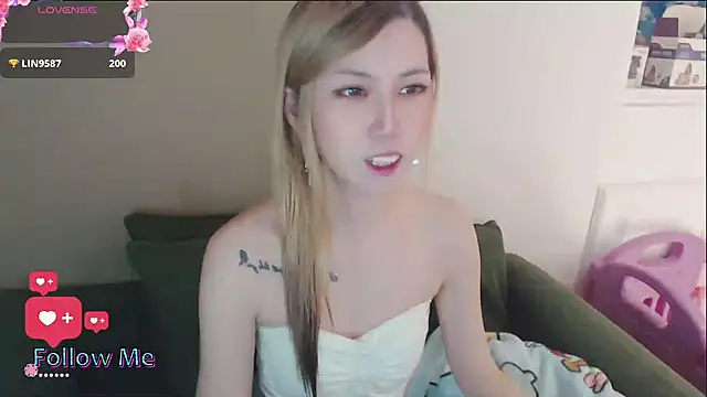 Snapshot of whitecat13 chatting on 05/20/26, 10:32 whitecat13 online show from 05/20/26, 10:32