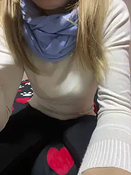 Snapshot of SexyMamiVee chatting on 01/14/26, 12:00 SexyMamiVee online show from 01/14/26, 12:00