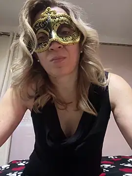 Snapshot of SexyMamiVee chatting on 02/18/26, 12:01 SexyMamiVee online show from 02/18/26, 12:01