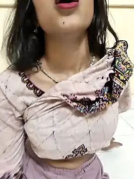 Snapshot of Yours-Zeenat chatting on 04/24/26, 10:39 Yours-Zeenat online show from 04/24/26, 10:39