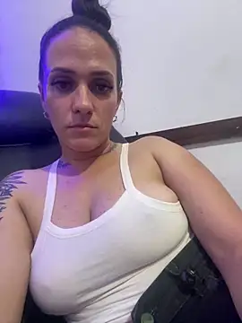 Snapshot of donatella07 chatting on 02/19/26, 02:40 donatella07 online show from 02/19/26, 02:40