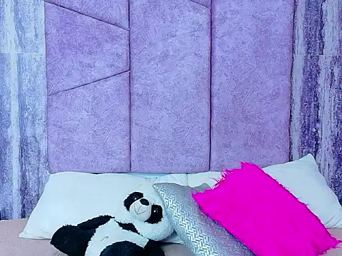 Snapshot of AlahiaEvansz chatting on 02/19/26, 04:19 AlahiaEvansz online show from 02/19/26, 04:19