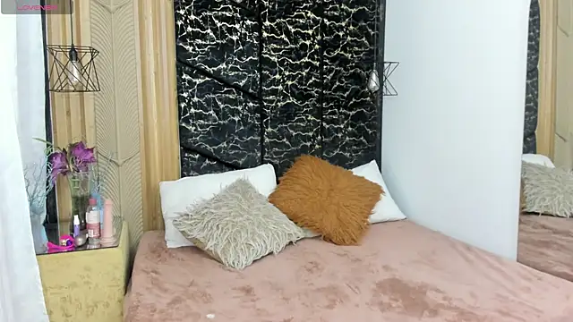 Snapshot of AlahiaEvansz chatting on 04/10/26, 12:43 AlahiaEvansz online show from 04/10/26, 12:43