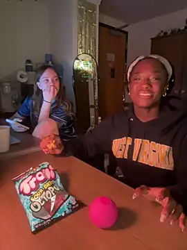 Snapshot of CookiesNcreaming chatting on 02/25/26, 04:55 CookiesNcreaming online show from 02/25/26, 04:55