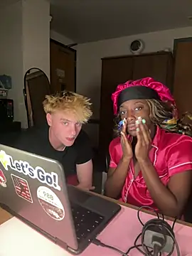 Snapshot of CookiesNcreaming chatting on 03/25/26, 02:28 CookiesNcreaming online show from 03/25/26, 02:28