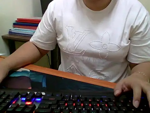 Snapshot of Sarah_no_land chatting on 04/15/26, 02:18 Sarah no land online show from 04/15/26, 02:18