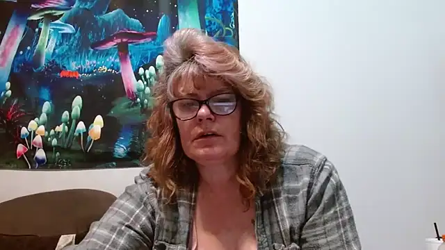 Snapshot of ladylavende3 chatting on 02/15/26, 06:43 ladylavende3 online show from 02/15/26, 06:43