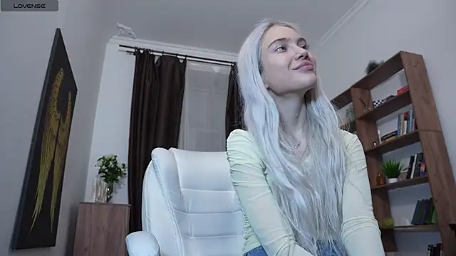 KristalCrowner online show from 05/12/26, 07:33