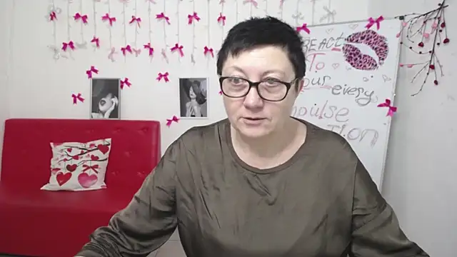 Snapshot of EmilyL0ve chatting on 03/04/26, 06:14 EmilyL0ve online show from 03/04/26, 06:14