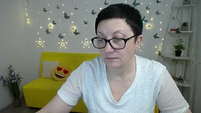 Snapshot of EmilyL0ve chatting on 03/08/26, 02:04 EmilyL0ve online show from 03/08/26, 02:04